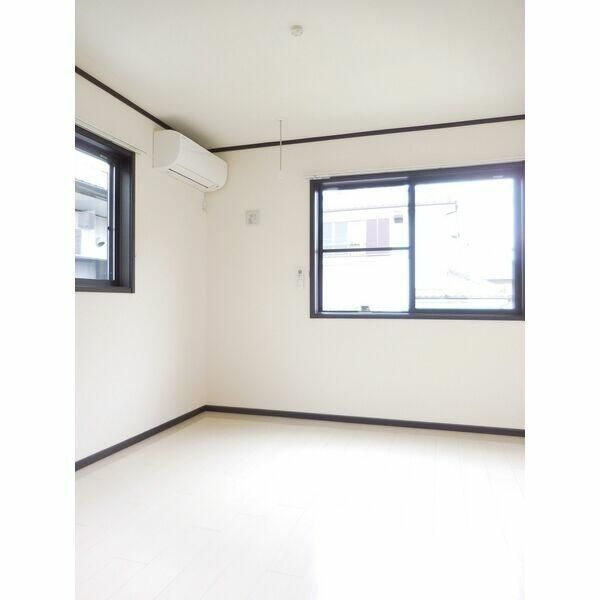 フォレスト根岸の居間・リビング