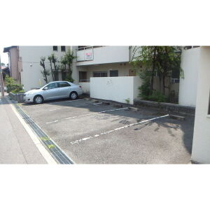 シャルム美郷の駐車場