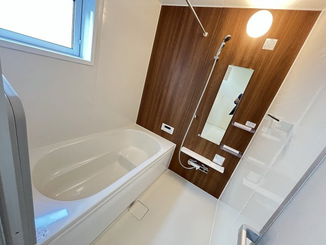 【内装】 | 福岡市東区美和台3丁目　2号棟（全2棟）【仲介手数料無料・0円】 | 施工例。浴室です。施工例は完成時と異なる場合があります。