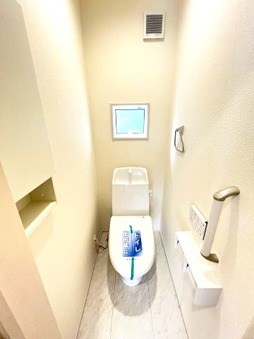 【トイレ】 | 福岡市東区美和台3丁目　2号棟（全2棟）【仲介手数料無料・0円】 | 現地写真。1階のトイレです。