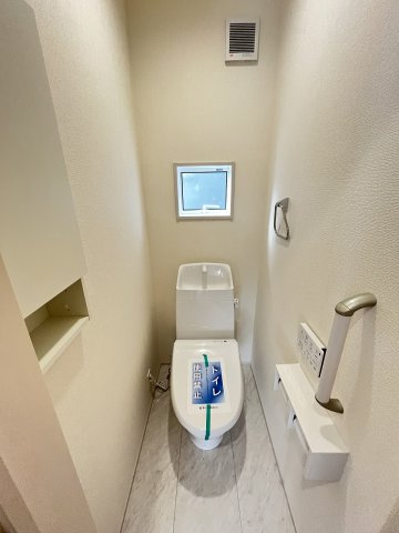 【内装】 | 福岡市東区美和台3丁目　2号棟（全2棟）【仲介手数料無料・0円】 | 施工例。1階のトイレです。施工例は完成時と異なる場合があります。