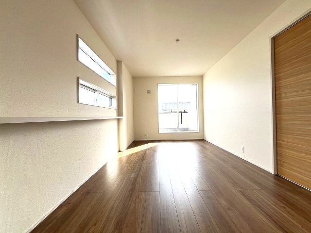 【寝室】 | 福岡市東区美和台3丁目　2号棟（全2棟）【仲介手数料無料・0円】 | 現地写真。2階主寝室です。