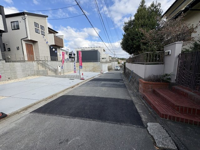 【その他】 | 福岡市東区美和台3丁目　2号棟（全2棟）【仲介手数料無料・0円】 | 現地写真。前面道路です。