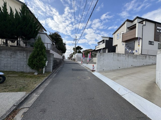 【その他】 | 福岡市東区美和台3丁目　2号棟（全2棟）【仲介手数料無料・0円】 | 現地写真。前面道路です。