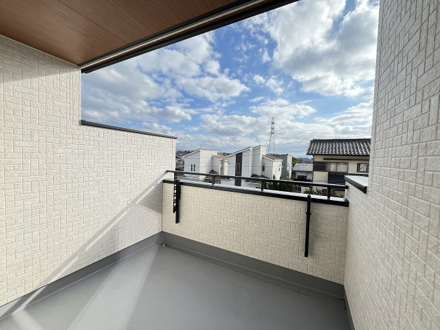 【バルコニー】 | 福岡市東区美和台3丁目　2号棟（全2棟）【仲介手数料無料・0円】 | 施工例。施工例は完成時と異なる場合があります。