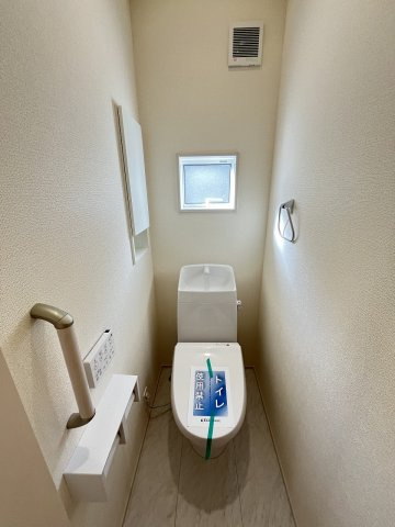 【トイレ】 | 福岡市東区美和台3丁目　2号棟（全2棟）【仲介手数料無料・0円】 | 現地写真。2階にもトイレです。