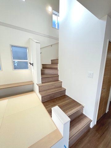 【内装】 | 福岡市東区美和台3丁目　2号棟（全2棟）【仲介手数料無料・0円】 | 現地写真。2階へ上がる階段です。手摺もついて安全ですね。