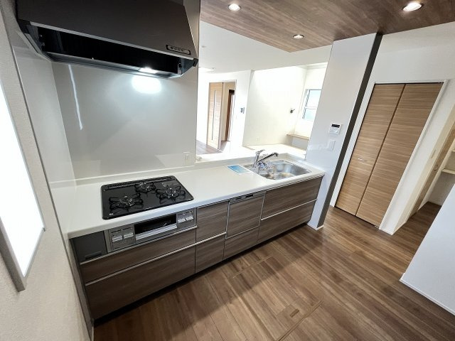 【キッチン】 | 福岡市東区美和台3丁目　2号棟（全2棟）【仲介手数料無料・0円】 | 施工例。施工例は完成時と異なる場合があります。
