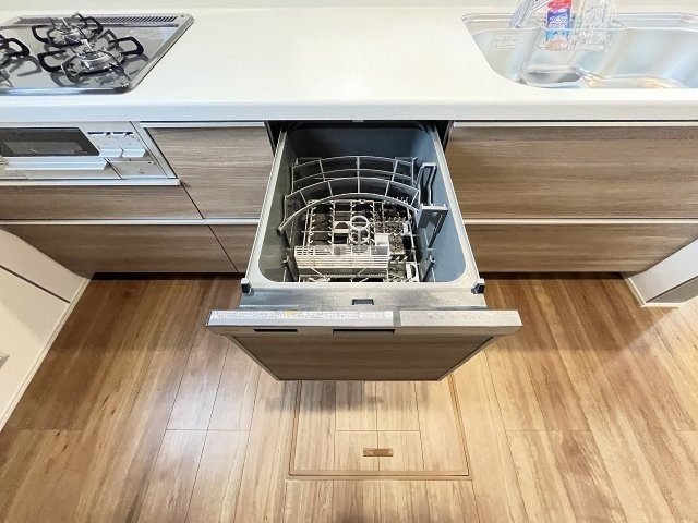 【キッチン】 | 福岡市東区美和台3丁目　2号棟（全2棟）【仲介手数料無料・0円】 | 現地写真。食洗器が付いてます。