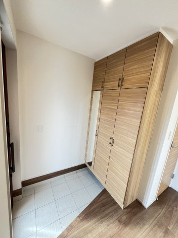 【玄関】 | 福岡市東区美和台3丁目　2号棟（全2棟）【仲介手数料無料・0円】 | 施工例。施工例は完成時と異なる場合があります。