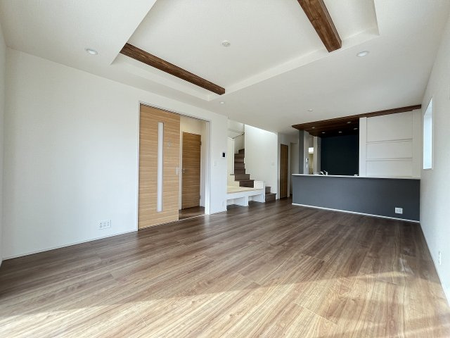 【居間・リビング】 | 福岡市東区美和台3丁目　2号棟（全2棟）【仲介手数料無料・0円】 | 現地写真。リビングです。