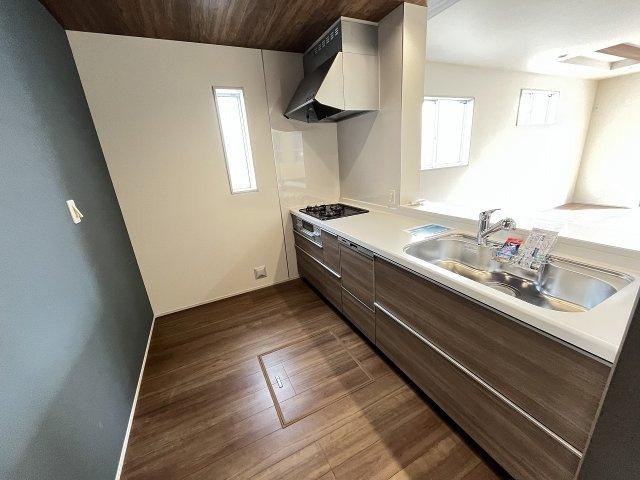 【キッチン】 | 福岡市東区美和台3丁目　2号棟（全2棟）【仲介手数料無料・0円】 | 施工例。施工例は完成時と異なる場合があります。