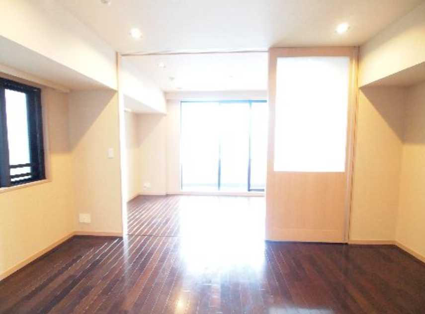 エスティメゾン銀座　駅近　ペット相談　駐車場の居間・リビング