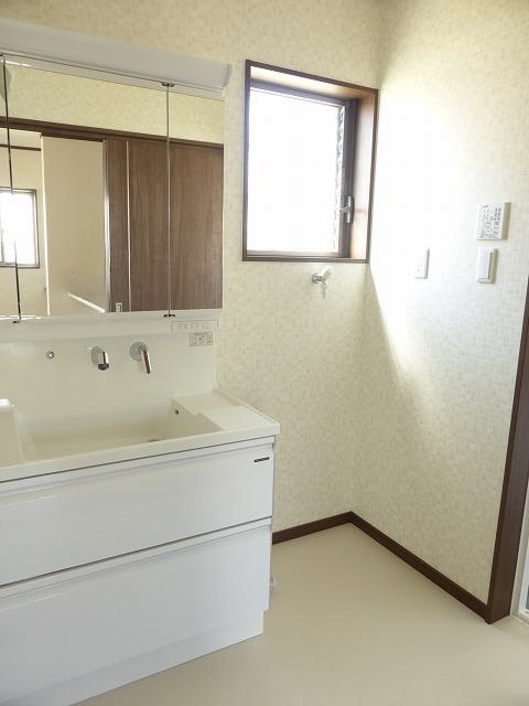 泉南郡田尻町吉見戸建の独立洗面台|綺麗にお使いです♪
