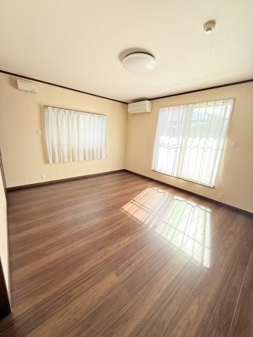 泉南郡田尻町吉見戸建の洋室|約10帖洋室。寝室に最適です♪