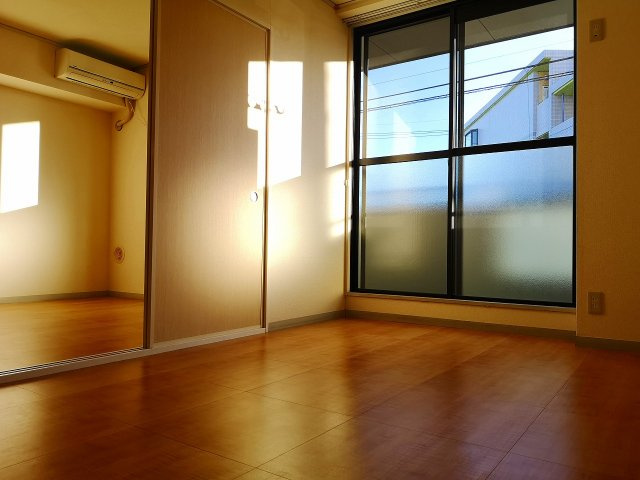 川崎市多摩区中野島２丁目のアパートの居間・リビング