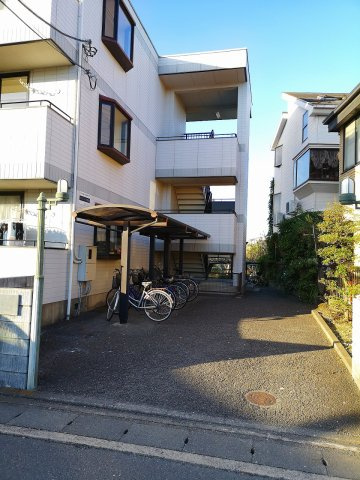 川崎市多摩区中野島２丁目のアパートのエントランス