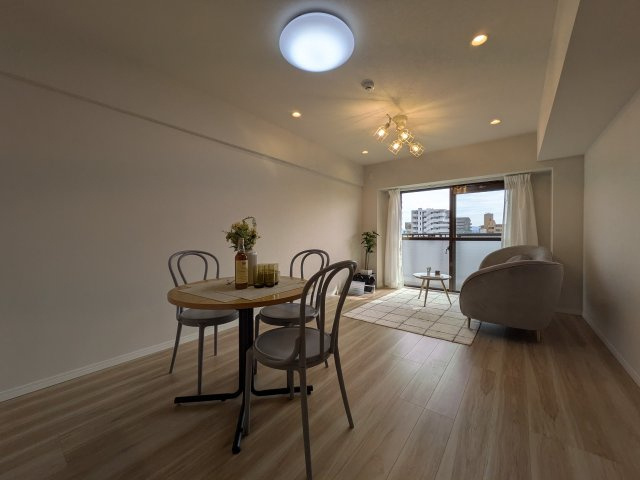 【居間・リビング】 | ☆ホームステージングしています。家具は撮影用です。

