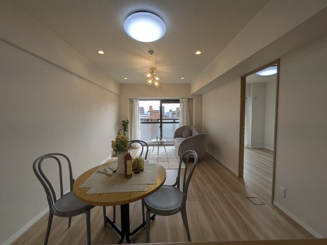 【居間・リビング】 | ☆ホームステージングしています。家具は撮影用です。

