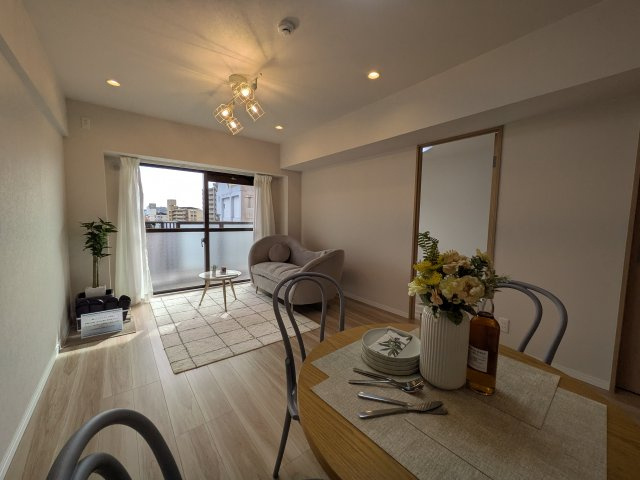 【居間・リビング】 | ☆ホームステージングしています。家具は撮影用です。

