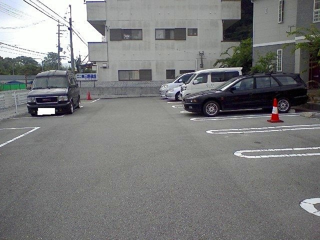 シャトレ小竹　Ⅱの駐車場|駐車場があるので、車を買う予定の方も安心です