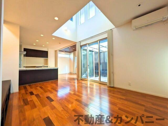 松山市朝生田町３丁目の中古一戸建の居間・リビング|ゆったりとした居間です