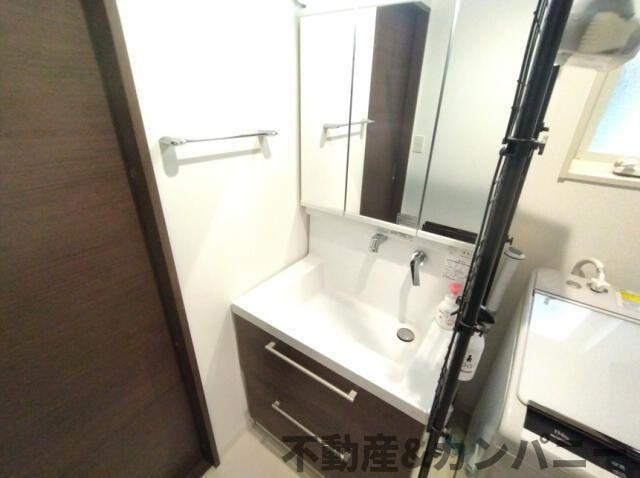 松山市和泉北４丁目の中古一戸建の独立洗面台|使いやすい独立洗面台です