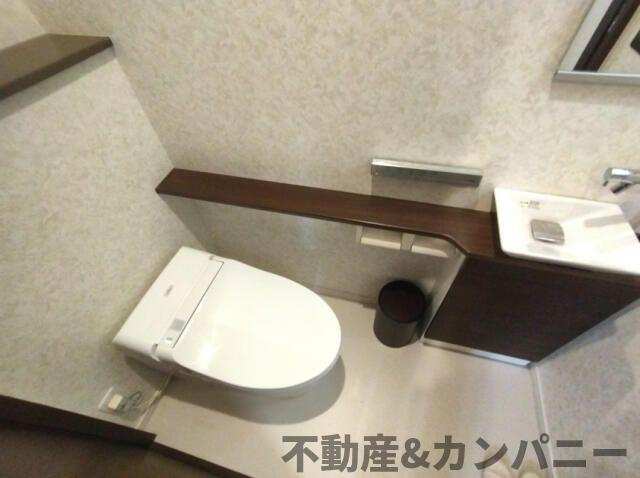 松山市和泉北４丁目の中古一戸建のトイレ|落ち着いた色調のトイレです
