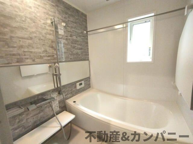 松山市和泉北４丁目の中古一戸建の浴室