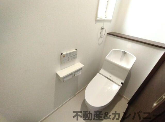 松山市和泉北４丁目の中古一戸建のトイレ|ゆったりとした空間のトイレです