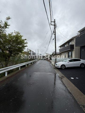 【前面道路含む現地写真】 | カースペースには並列２台駐車可能で、運転が苦手な方も安心です！
お気軽にお問い合わせくださいね◎