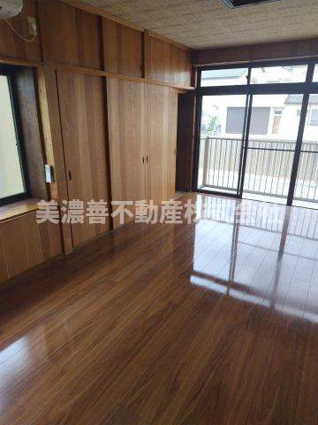 ６５３９５　岐阜市切通中古戸建ての洋室