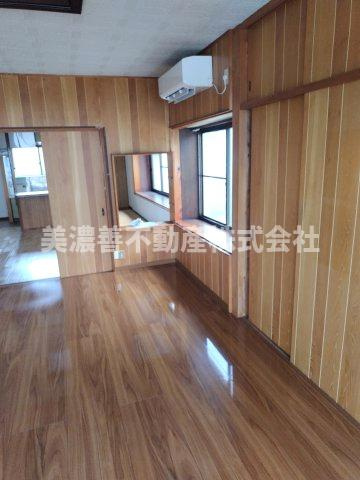 ６５３９５　岐阜市切通中古戸建ての洋室