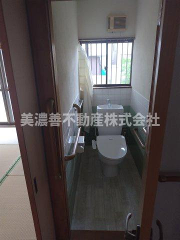 ６５３９５　岐阜市切通中古戸建てのトイレ