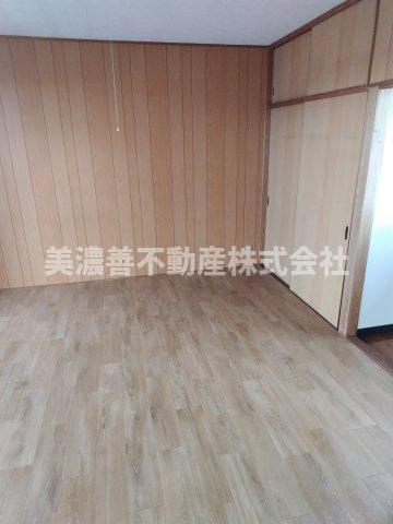 ６５３９５　岐阜市切通中古戸建ての洋室