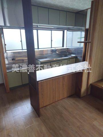 ６５３９５　岐阜市切通中古戸建てのキッチン