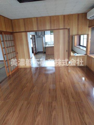 ６５３９５　岐阜市切通中古戸建ての洋室