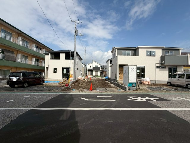 香美市土佐山田町宝町2期5棟 5号棟の前面道路含む現地写真