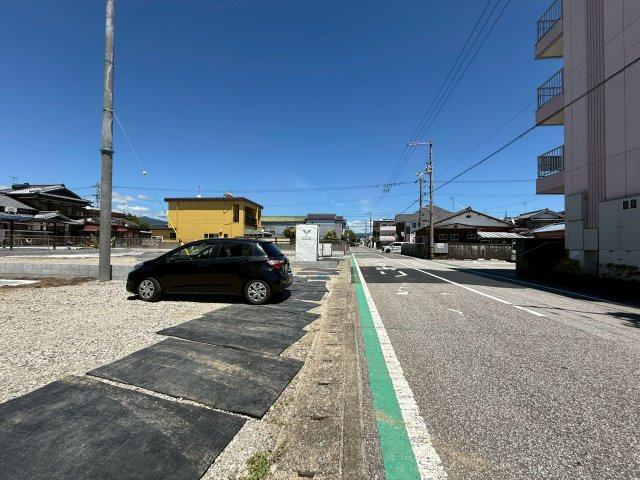 香美市土佐山田町宝町2期5棟 5号棟の前面道路含む現地写真