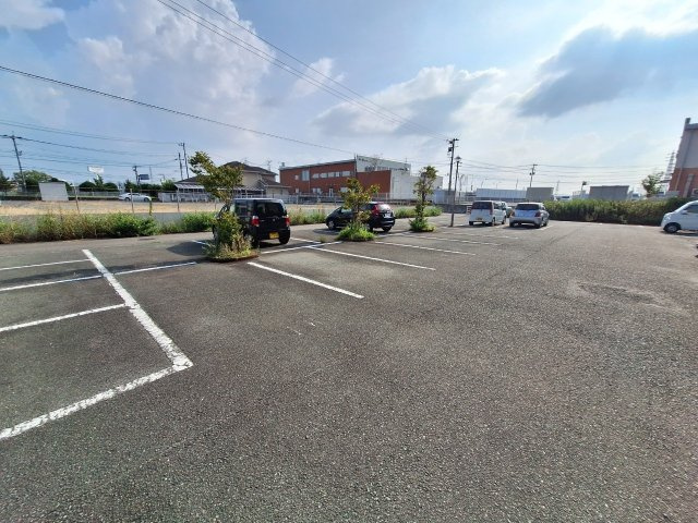 グランドセレブ真木の駐車場|駐車場があるので、車を買う予定の方も安心です