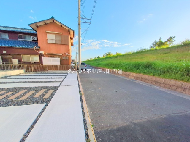 新茶屋4丁目の前面道路含む現地写真