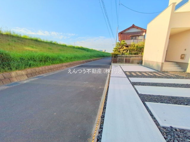 新茶屋4丁目の前面道路含む現地写真