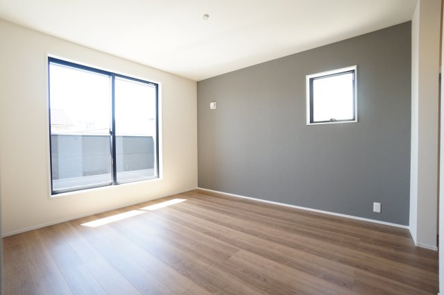 リーブルガーデン常滑市新田町第5　1号棟の洋室|明るい光がさしこむ居室！！収納豊富！！