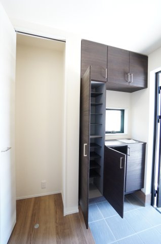 リーブルガーデン常滑市新田町第5　1号棟の玄関|玄関に家族分のシューズボックスあり