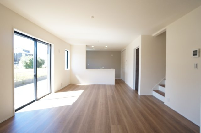 リーブルガーデン常滑市新田町第5　1号棟の居間・リビング|南側リビング☆日当たり良好