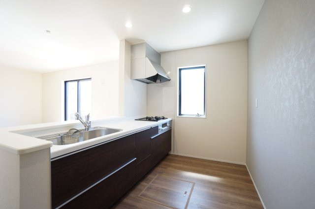 リーブルガーデン常滑市新田町第5　1号棟のキッチン|お料理しながら会話弾む対面キッチン！！家族の温かい時間を演出！！