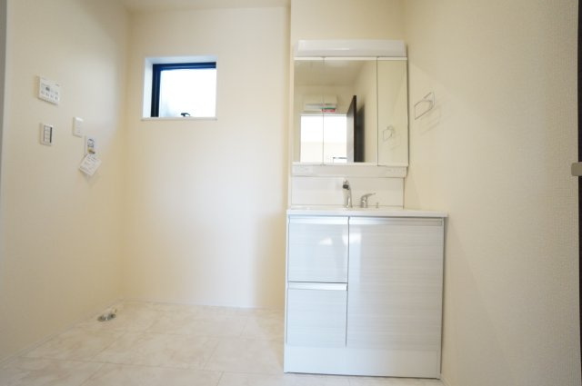 リーブルガーデン常滑市新田町第5　1号棟の独立洗面台|暮らしを快適に変える、シャワー付き洗面化粧台