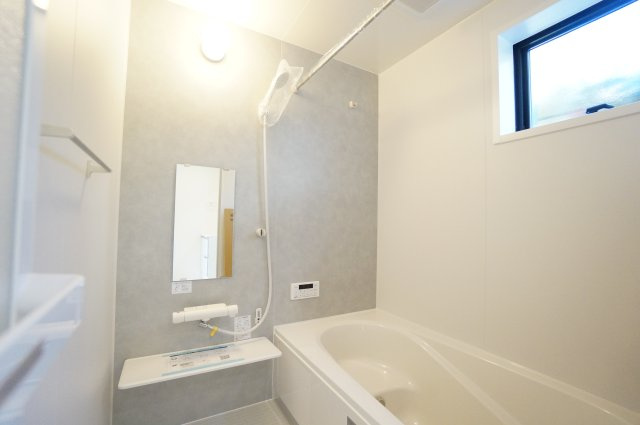 リーブルガーデン常滑市新田町第5　1号棟の浴室|雨の日のお洗濯に大活躍な浴室乾燥機付！広々浴室1坪タイプ！