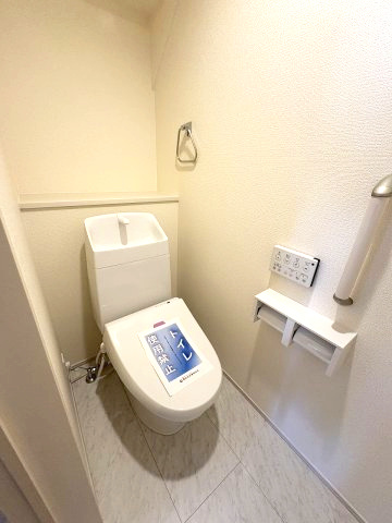 【トイレ】 | 大野城市つつじヶ丘3丁目　2号棟（全2棟）【仲介手数料無料・0円】 | 現地写真。1階のトイレです。