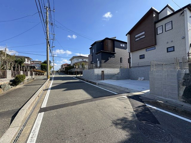 【その他】 | 大野城市つつじヶ丘3丁目　2号棟（全2棟）【仲介手数料無料・0円】 | 現地写真。前面道路です。